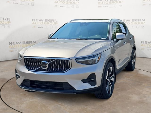 2024 Volvo XC40 B5 Plus Bright Theme in Bright Dusk Metallic — front three-quarter view